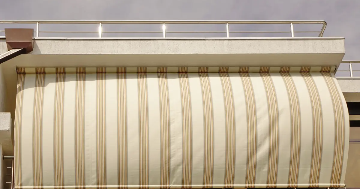 „Osłony balkonowe na indywidualne zamówienie – funkcjonalność, styl i prywatność w jednym”